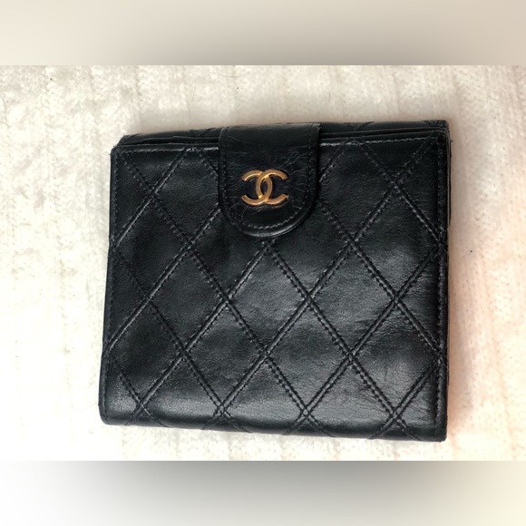 CHANEL Navy Quilted Lambskin Compact Wallet 24k Gold Hardware - Picture 3 of 15